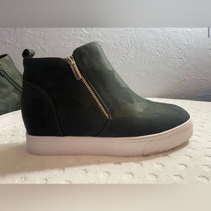 Women’s Shoe Dazzle Landon Camo Wedge Sneaker size 6.5